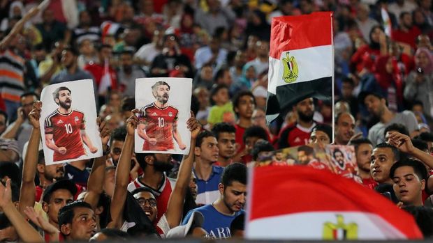 Puluhan spanduk bergambar Mohamed Salah menghiasi Stadion Nasional Kairo. (
