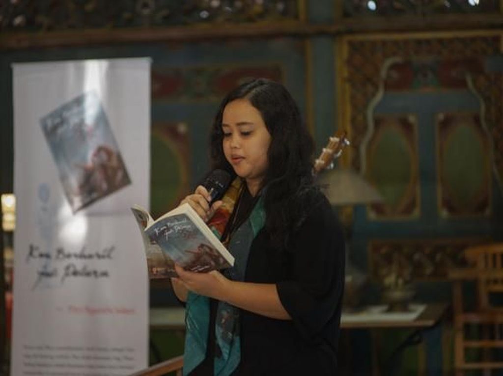 Putri Wiji Thukul Luncurkan Buku Puisi Kau Berhasil Jadi Peluru