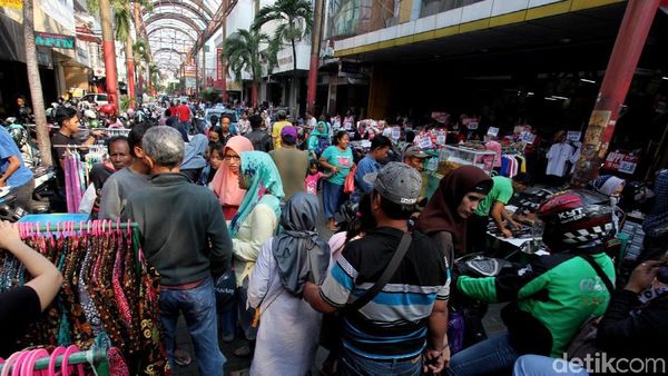 Berburu Kebutuhan Lebaran di Pasar Baru