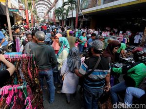 Berburu Kebutuhan Lebaran di Pasar Baru