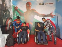 Di Gresik, Pemudik Bisa Pijat Bareng Thor dan Superman