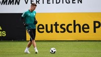 Satu lagi kiper yang disebut-sebut masuk radar Liverpool adalah Bernd Leno. Kiper Jerman yang main di klub Bayer Leverkusen itu disebut Daily Star memiliki klausul pelepasan sebesar 24,5 juta pound sterling dan klubnya pun sudah siap melepas. (Foto: MIGUEL MEDINA/AFP)