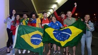 Di bandara Sochi, sejumlah suporter Brasil menyambut para jagoan mereka. (Foto: Yevgeny Reutov/REUTERS)