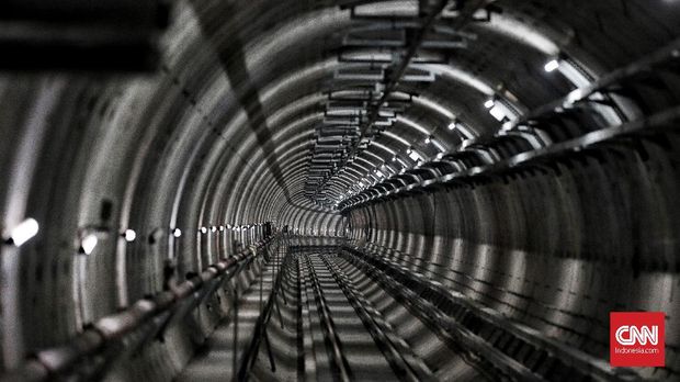 Menteri Koordinator Bidang Perekonomian Darmin Nasution meninjau memantau pembangunan proyek Mass Rapid Transit (MRT) Jakarta fase I sore di Stasiun MRT Senayan, Jakarta. Senin 11 Juni 2018. MRT fase I menghubungkan Lebak Bulus hingga Bundaran HI saat ini progres konstruksi dari proyek itu sudah mencapai 94,19%. CNN Indonesia/Andry Novelino