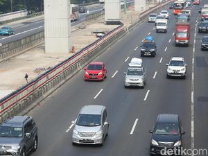 Tol Cikampek Tersendat di Km 38, Selebihnya Lancar Tol Cikampek Tersendat di Km 38, Selebihnya Lancar