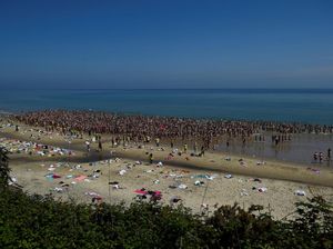 Galang Dana untuk Kanker Anak, Ribuan Wanita Berenang Telanjang