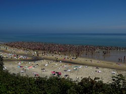 Galang Dana untuk Kanker Anak, Ribuan Wanita Berenang Telanjang