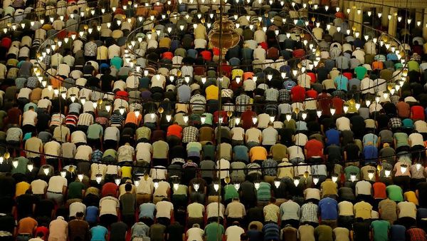 Suasana Salat Tarawih di Masjid Suleymaniye di Turki