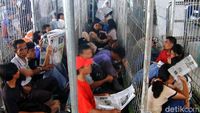 Begini Antrean Tiket di Stasiun Senen Pada Musim Mudik 2003
