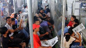 Begini Antrean Tiket di Stasiun Senen Pada Musim Mudik 2003