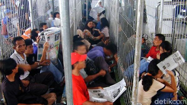 Begini Antrean Tiket di Stasiun Senen Pada Musim Mudik 2003