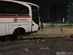 Ada Bus Tabrak Pembatas Jalan di KM 23 Tol JORR