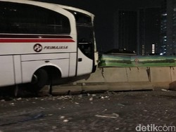 Ada Bus Tabrak Pembatas Jalan di KM 23 Tol JORR