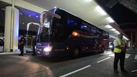 Skuat Brasil kemudian dijemput oleh bus untuk diantarkan ke penginapan. (Foto: Yevgeny Reutov/REUTERS)