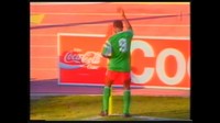 Striker Kamerun Roger Milla memperlihatkan perayaan gol paling unik di Piala Dunia 1990. Tiap mencetak gol, ia berlari ke tiang bendera di sudut lapangan dan bergoyang-goyang di depannya. Penampilan apiknya membantu Kamerun sampai perempatfinal kala itu. (Foto: screenshot youtube)