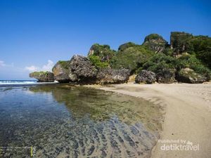Menjelajahi Pantai Siung Gunungkidul, Ada Arena Panjat Tebingnya Lho!