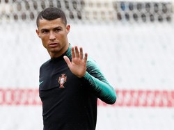 7. Cristiano Ronaldo masih terus menjadi andalan Portugal meski usainya sudah 33 tahun. Meski tak muda lagi, masih banyak tim yang menginginkan jasanya, namun diperkirakan harus merogoh kocek sebesar 100 juta euro. (Foto: Sergei Karpukhin/Reuters)