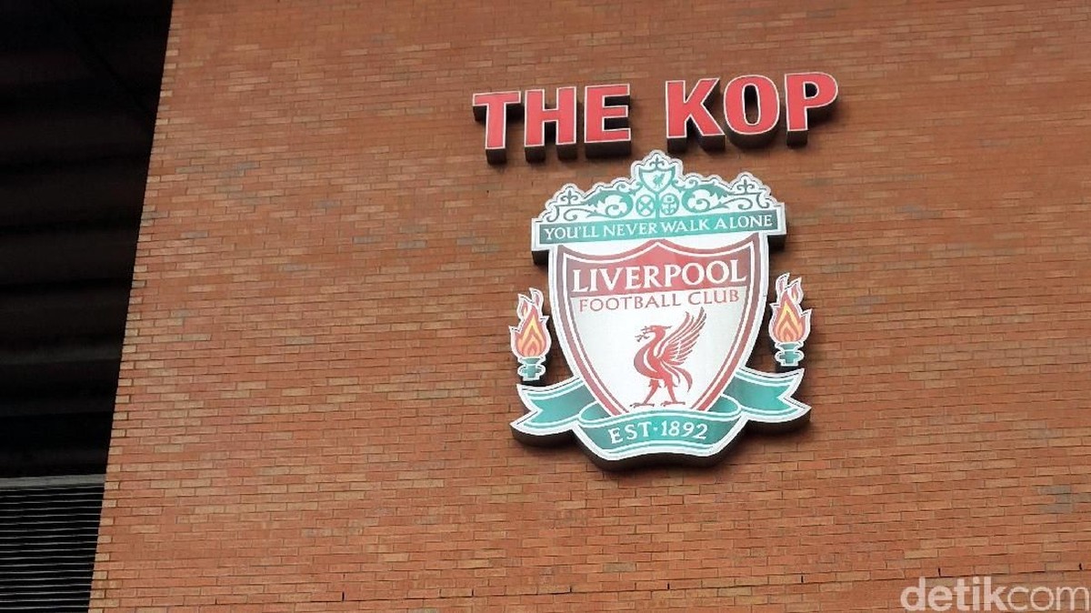 Logo Liverpool di Stadion Anfield. (Foto: Rita Uli Hutapea/detikSport)