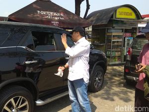 Pejabat KLHK Tegur Pemudik Buang Sampah di Tol