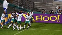 Papa Bouba Diop membawa Senegal mengalahkan Prancis 1-0 di laga pembuka Piala Dunia 2002 di Korea-Jepang. Ia merayakannya dengan melepas jersey, meletakkannya di tanah, dan menari-nari di depanya bersama rekan-rekan setim. (Foto: JACQUES DEMARTHON/AFP PHOTO)
