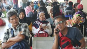 Ribuan Pemudik Padati Terminal Pulo Gebang