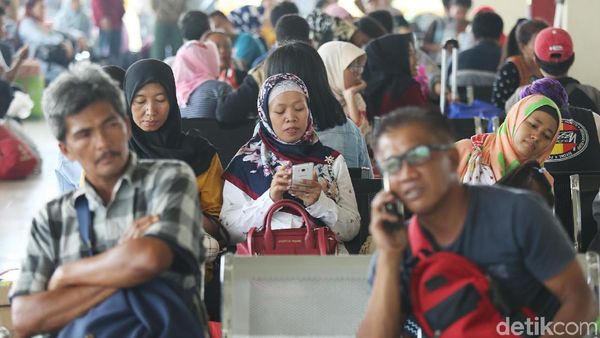 Ribuan Pemudik Padati Terminal Pulo Gebang