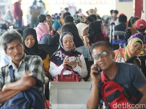 Ribuan Pemudik Padati Terminal Pulo Gebang
