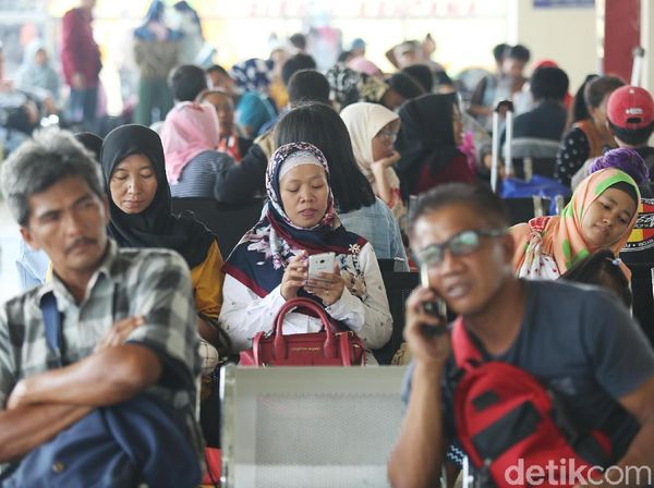 Ribuan Pemudik Padati Terminal Pulo Gebang