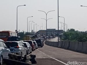 Pemudik Padati GT Pejagan, Antre Bayar Tol