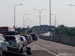 Pemudik Padati GT Pejagan, Antre Bayar Tol