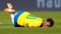 Neymar terjungkal kesakitan setelah menerima tekel keras di menit-menit awal pertandingan. Bintang Paris St. Germain itu baru saja kembali dari cedera metatarsal yang membuatnya menghabiskan sebagian musim 2017/18. Comeback Neymar berlangsung manis karena mencetak gol di dua pertandingan Brasil beruntun usai sebelumnya membobol gawang Kroasia. (Foto: Leonhard Foeger/Reuters)