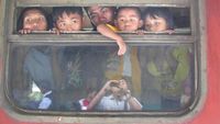 Mudik Jadul: Adu Maut di Kereta hingga Horor Macet di Cikampek
