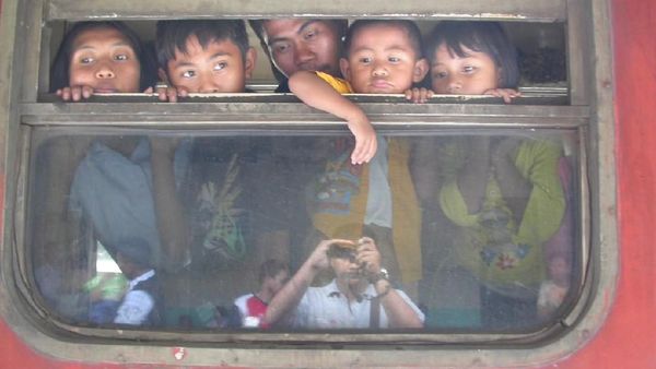 Mudik Jadul: Adu Maut di Kereta hingga Horor Macet di Cikampek