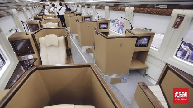 Gerbong kereta api sleeper yang disiapkan untuk dirangkaikan ke KA Argo Bromo Anggrek. PT Kereta Api Indoneasia (Persero) mulai hari ini, Selasa, 12 Juni 2018, resmi mengoperasikan KA kelas luxury atau yang dikenal dengan kereta sleeper. Tarifnya Rp900.000 yang merupakan harga promo dan berlaku selama sebulan.