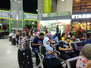 Alasan Pemudik Tunggu KA Sambil Lesehan: Takut Telat dan Macet