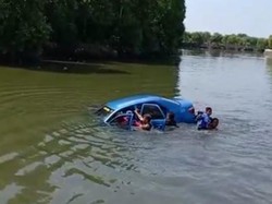 Viral Taksi Bawa Satu Keluarga Nyemplung ke Sungai di Sidoarjo