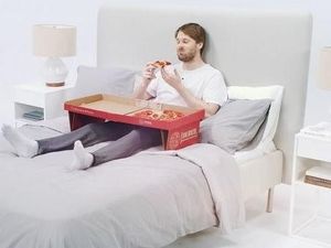 Wow, Dengan Kotak Pizza Ini Bisa Makan Pizza di Ranjang! Wow, Dengan Kotak Pizza Ini Bisa Makan Pizza di Ranjang!