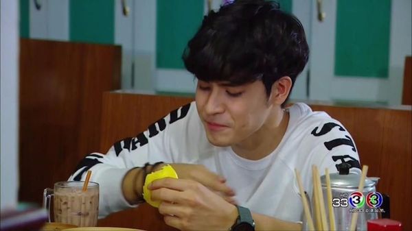 Gantengnya Aktor Thailand, Kao Jirayu Saat Sedang Masak Hingga Makan Seafood