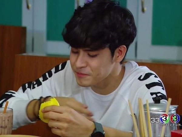 Gantengnya Aktor Thailand, Kao Jirayu Saat Sedang Masak Hingga Makan Seafood