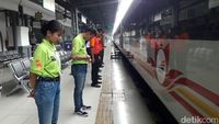 Foto: Salam Terima Kasih Pegawai KAI Tiap Kereta Berangkat