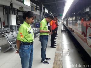 Foto: Salam Terima Kasih Pegawai KAI Tiap Kereta Berangkat Foto: Salam Terima Kasih Pegawai KAI Tiap Kereta Berangkat