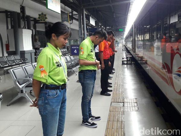 Foto: Salam Terima Kasih Pegawai KAI Tiap Kereta Berangkat