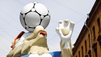 Seekor merpati terbang di atas maskot Piala Dunia 2018, Zabivaka, yang berada di Kota Saint Peterburg. Foto: Anton Vaganov/Reuters