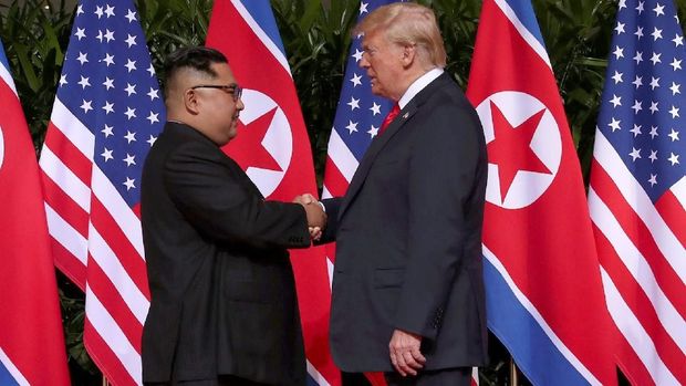Saat berjabat tangan, Trump dan Kim saling menunjukkan kendali.