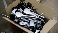 Untuk instrumen musik biasanya, sendok-sendok ini terbuat dari kayu. Tapi buat fans Piala Dunia 2018 nanti sendok ini dibuat dari plastik. (Foto: Tatyana Makeyeva/Reuters)