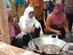 Kunjungi UKM Empon-empon, Khofifah Minta Ada Besek Warna Biru