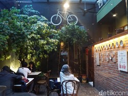 Menyantap Chicken Steak Sambal Matah dan Sandwich Oncom