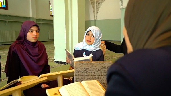 Host Jazirah Islam Lydia Wijaya dan Amel Bellashen belajar menghapal Alquran. Foto: Aditya Jakun Nugroho/Jazirah Islam TRANS 7 Host Jazirah Islam Lydia Wijaya dan Amel Bellashen belajar menghapal Alquran. Foto: Aditya Jakun Nugroho/Jazirah Islam TRANS 7