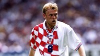 Seragam Kroasia di Piala Dunia 1998 layak masuk sebagai salah satu seragam terbaik di sejarah turnamen. Di gelaran tersebut, Kroasia yang tampil sebagai debutan finis ketiga, hasil terbaik mereka sejauh ini. (Foto: Clive Brunskill/Allsport/ Getty Images)