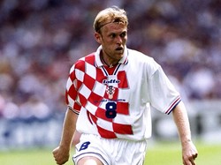 Seragam Kroasia di Piala Dunia 1998 layak masuk sebagai salah satu seragam terbaik di sejarah turnamen. Di gelaran tersebut, Kroasia yang tampil sebagai debutan finis ketiga, hasil terbaik mereka sejauh ini. (Foto: Clive Brunskill/Allsport/ Getty Images)